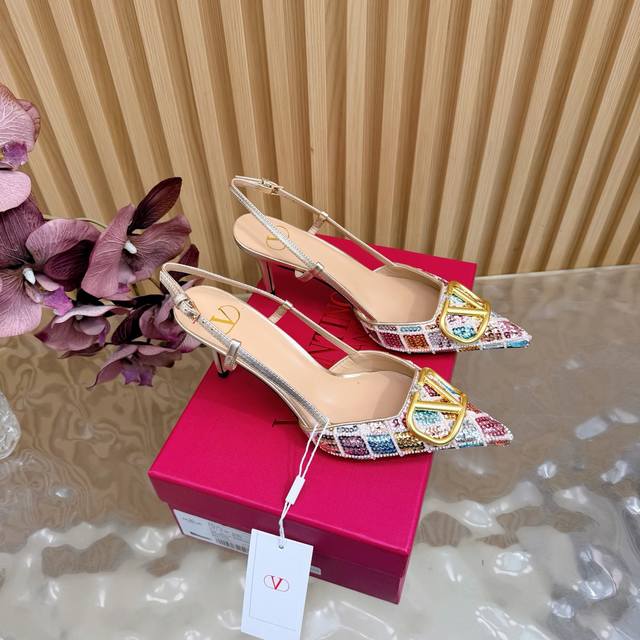 原版品质，对版做法 好货不怕迟Valentino2026春夏系列彩钻Vlogo高跟鞋 凉鞋 尖头细跟设计，鞋面彩色亮片+水晶点缀，Blingbling超吸睛金色