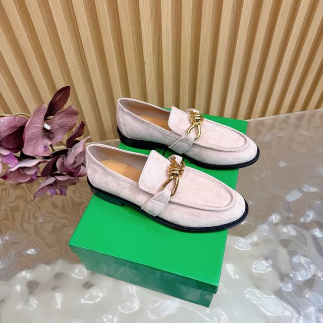 新配色 Bv 乐福鞋单鞋系列 金属麻花跟 为了稳固耐穿特意采用特殊工艺 消除心理阴影 耐穿舒适简约一块皮 性感舒适 面料：选用优质小牛皮 羊京 内里：牛皮 大底