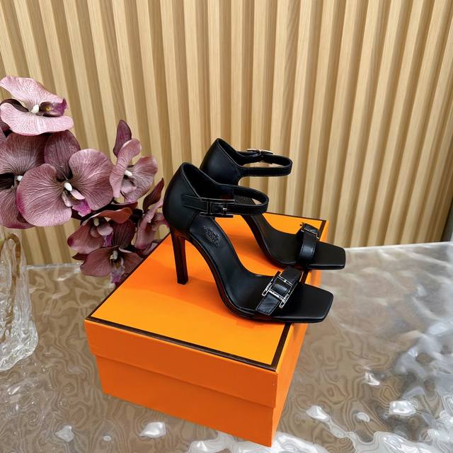 新款HermèS 爱马仕经典高跟尖头凉鞋极约复古的设计 浓厚的异域风情 时髦感十足、随便上脚都很有腔调 简简单单的款式随便搭配一下高级感就很棒 百搭的颜色流畅的