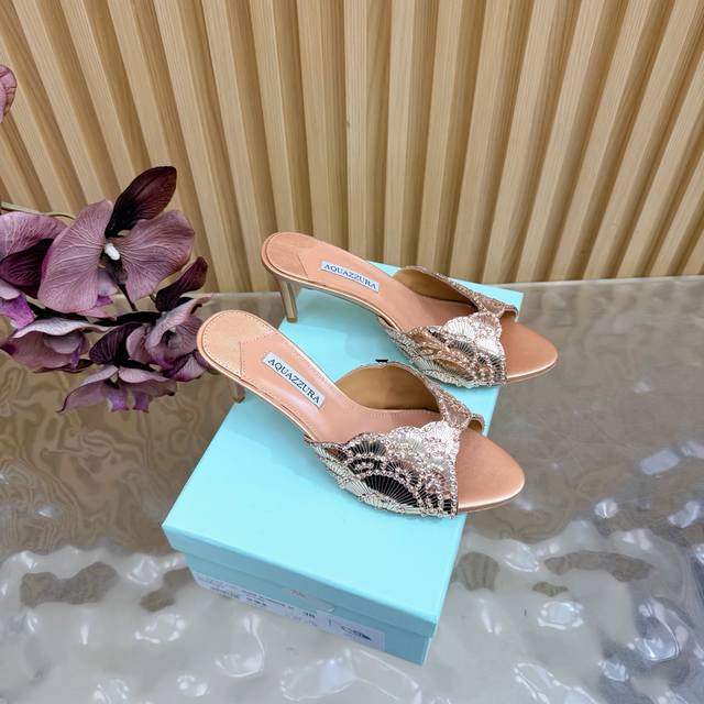 升级改造版本 Aquazzura大菠萝亮片装饰激光高跟鞋 2025春夏最新款蝴蝶装饰粗跟凉鞋 上脚超级有气质 既简洁又时髦 太闪太美啦 美出出新高度！ 交叉设计