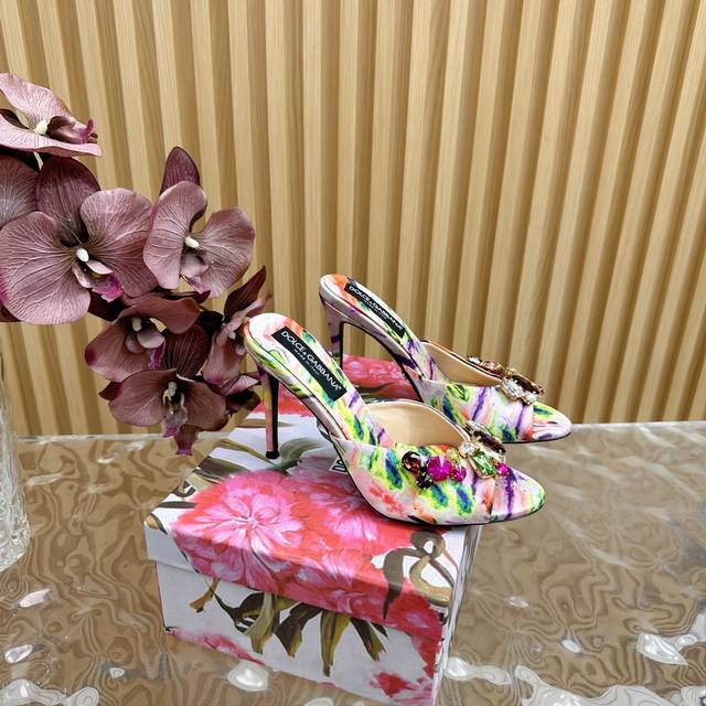 杜嘉班纳Dolce&Gabbana绝美复古水钻凉拖 意式经典奢华高跟鞋 火力全开、创意无限，由于意大利女性特别讲究穿着和饰品，所以Dolce&Gabbana的设