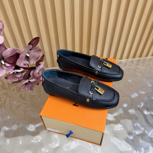 Louis Vuitton.路易威登 Lv经典奢华时光隽永 锁头五金扣豆豆乐福鞋 经典重现 邂逅路易威登的乐福鞋艺术。从经典隽永的棕色 调，到大胆前卫的银色与棋