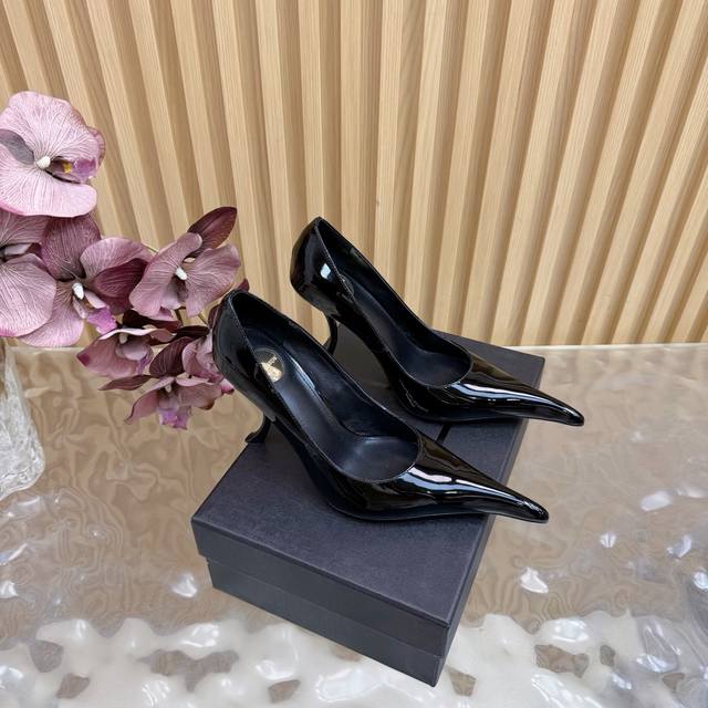 Saint Laurent 圣罗兰Lee金属细跟 尖头高跟鞋Ysl姐姐的美丽尤物高跟鞋 又是人间圣罗兰 Rose同款的高跟鞋化很好修饰脚型，奢华金属链 这几年S