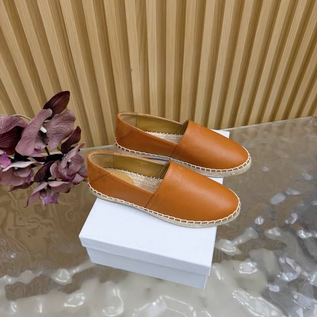 情侣款Dior25Ss早春迪奥经典款渔夫单鞋 女 男 这款Dior Granville 草编鞋饰以Diir Hibiscus图案激光，呼应本季的普利亚田园风情主