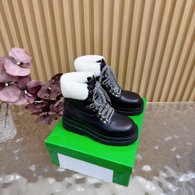 代购级别Bottega Veneta系带网红时尚骑士靴 马丁靴 Bv 女孩看过来！这双绳结靴必须锁死