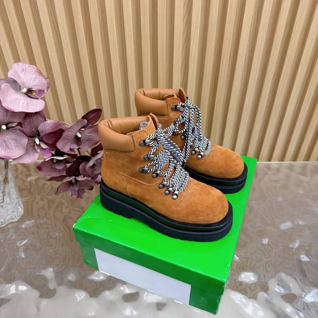 代购级别Bottega Veneta系带网红时尚骑士靴 马丁靴 Bv 女孩看过来！这双绳结靴必须锁死