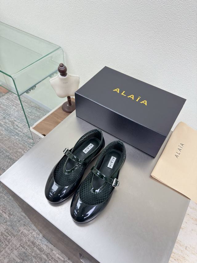 两穿式 Alaia 阿莱娅 玛丽珍网鞋 雨天不怕 轻松搞定 平底单鞋Alaia 来自巴黎 一见倾心 深绿 网孔材质 阿莱娅还有另外性感的一面 配上不同款式，不同