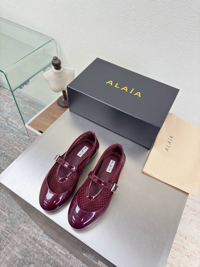 两穿式 Alaia 阿莱娅 玛丽珍网鞋 雨天不怕 轻松搞定 平底单鞋Alaia 来自巴黎 一见倾心 酒红 网孔材质 阿莱娅还有另外性感的一面 配上不同款式，不同