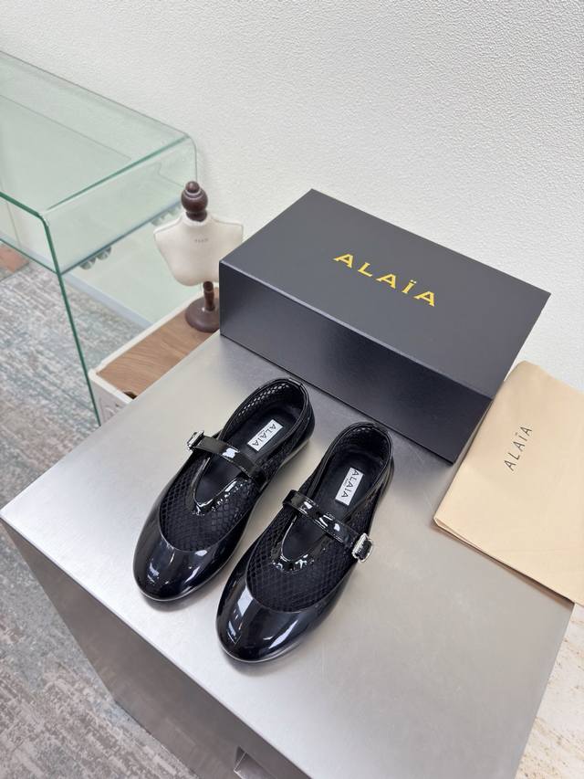 两穿式 Alaia 阿莱娅 玛丽珍网鞋 雨天不怕 轻松搞定 平底单鞋Alaia 来自巴黎 一见倾心 黑色 网孔材质 阿莱娅还有另外性感的一面 配上不同款式，不同