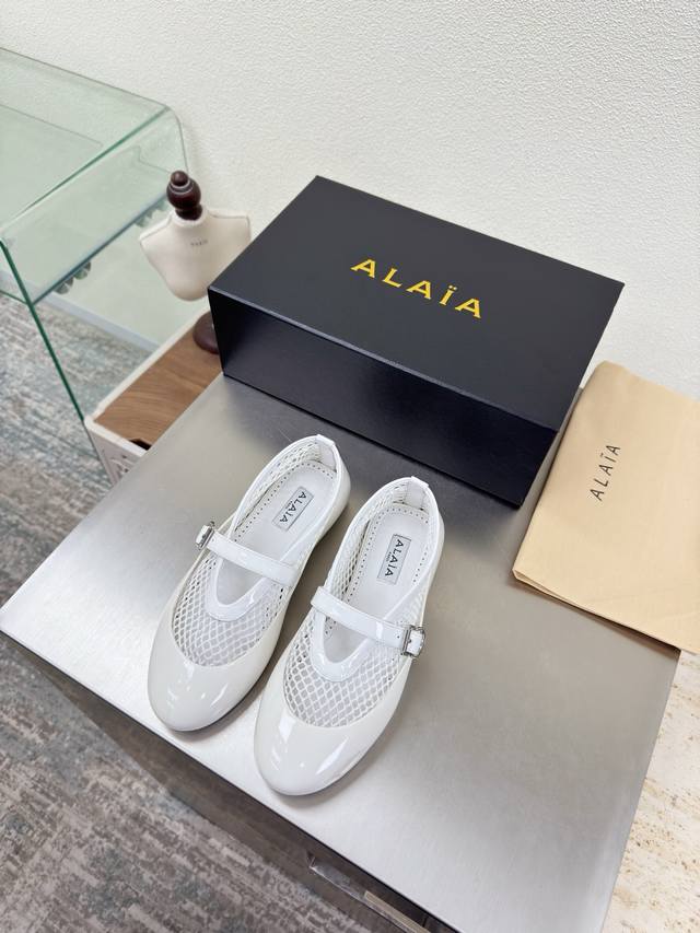 两穿式 Alaia 阿莱娅 玛丽珍网鞋 雨天不怕 轻松搞定 平底单鞋Alaia 来自巴黎 一见倾心 白色 网孔材质 阿莱娅还有另外性感的一面 配上不同款式，不同