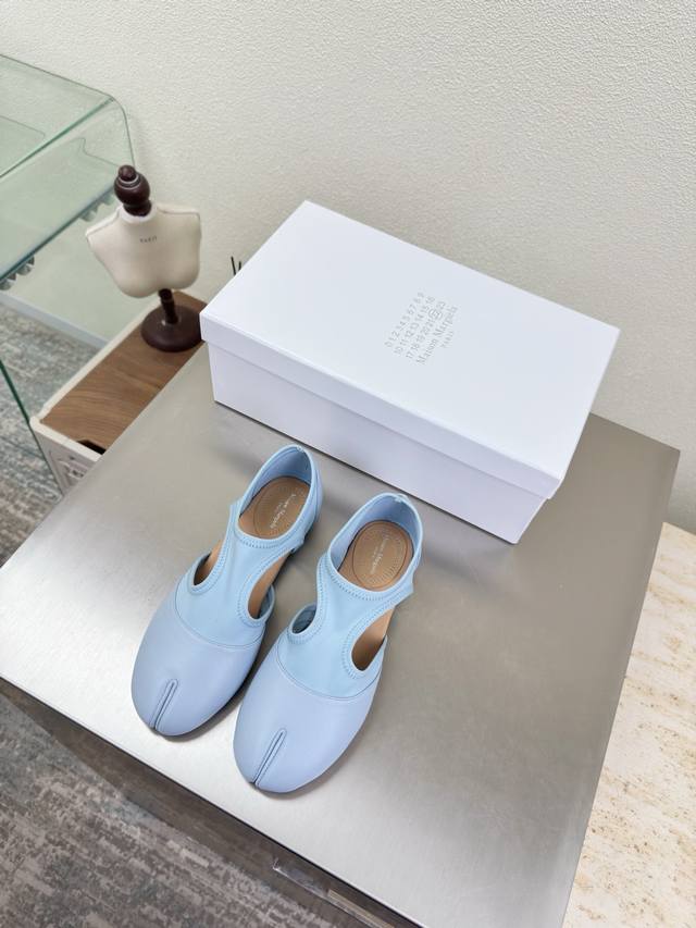 早春 平底分趾鞋 搭配 弹力科技面料 平底1Cm 淡蓝 内里 孟加拉牛皮里 Maisonmargiela 马吉拉 Mm6 火爆来袭！太香了 靓丽多彩少女感扑面而