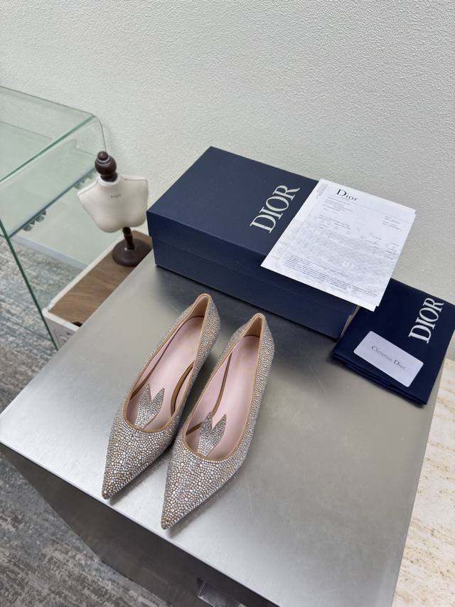 Dior 兔小姐 镶钻单鞋 跟高 4Cm 杏色镶钻材质 品牌Logo织带 系列单鞋 高品 品牌 Logo质感满满 鞋型升级到极致脚感 超级美 今年必不可少的时尚
