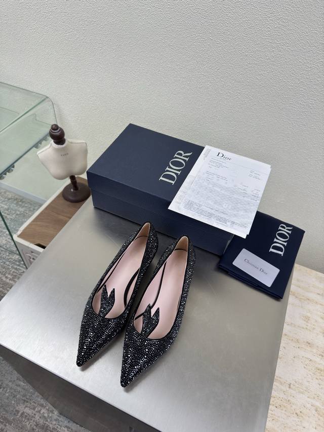 Dior 兔小姐 镶钻单鞋 跟高 4Cm 黑色 镶钻材质 品牌Logo织带 系列单鞋 高品 品牌 Logo质感满满 鞋型升级到极致脚感 超级美 今年必不可少的时