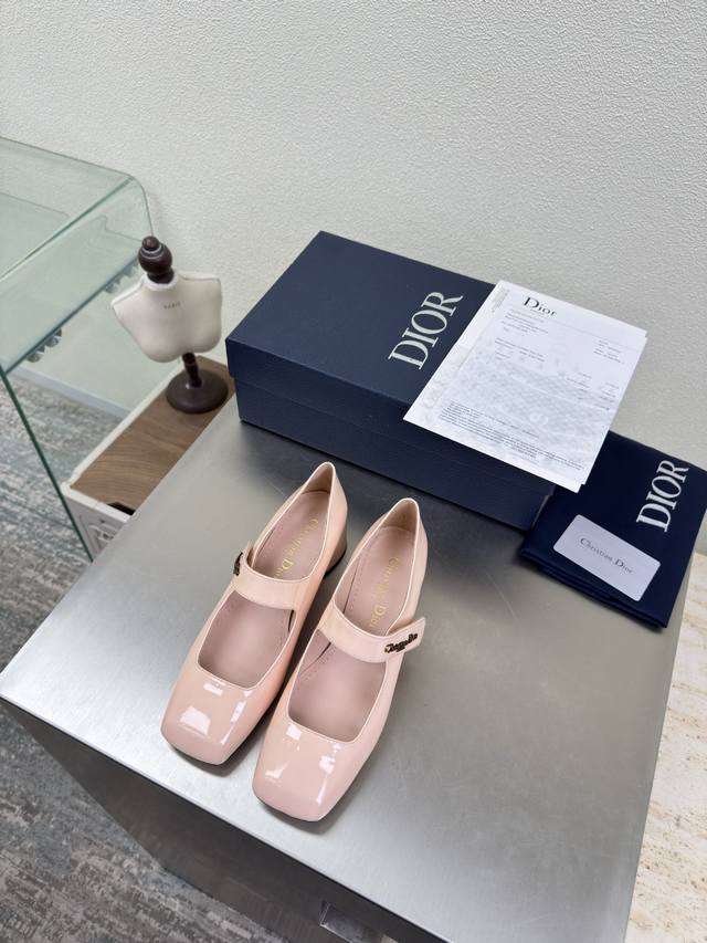 Dior 方头玛丽珍单鞋 跟高 4Cm 粉色小牛漆皮 材质 品牌Logo织带 系列拖鞋 高品 品牌 Logo质感满满 鞋型升级到极致脚感 超级美 今年必不可少的
