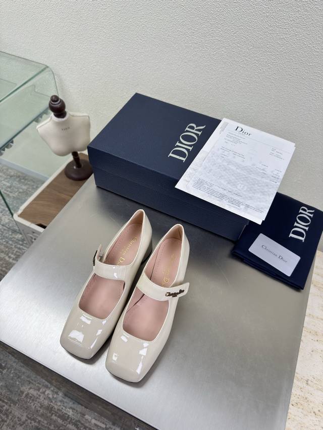 Dior 方头玛丽珍单鞋 跟高 4Cm 米白 小牛漆皮 材质 品牌Logo织带 系列拖鞋 高品 品牌 Logo质感满满 鞋型升级到极致脚感 超级美 今年必不可少