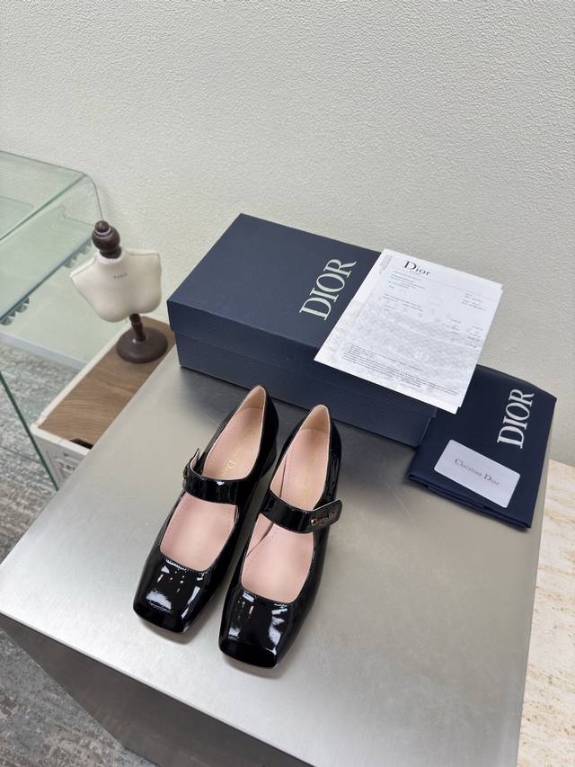 Dior 方头玛丽珍单鞋 跟高 4Cm 黑色 小牛漆皮 材质 品牌Logo织带 系列拖鞋 高品 品牌 Logo质感满满 鞋型升级到极致脚感 超级美 今年必不可少