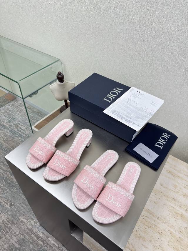 刺绣Logo 拖鞋 平底 2Cm 中跟 5.5Cm 粉色 电脑针车刺绣 材质 品牌Logo织带 系列拖鞋 高品 品牌 Logo质感满满 鞋型升级到极致脚感 超级