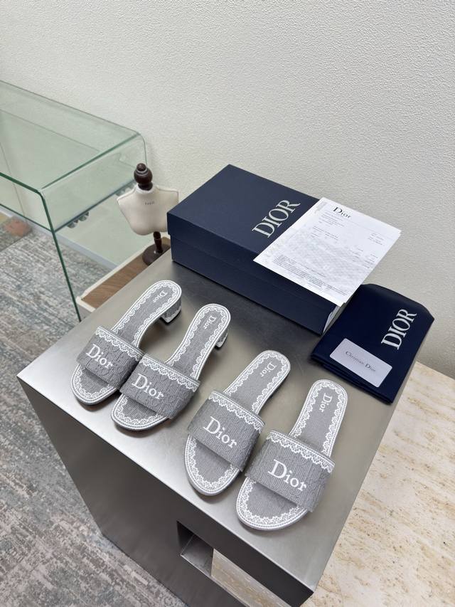 刺绣Logo 拖鞋 平底 2Cm 中跟 5.5Cm 电脑针车刺绣 材质 品牌Logo织带 系列拖鞋 高品 品牌 Logo质感满满 鞋型升级到极致脚感 超级美 今