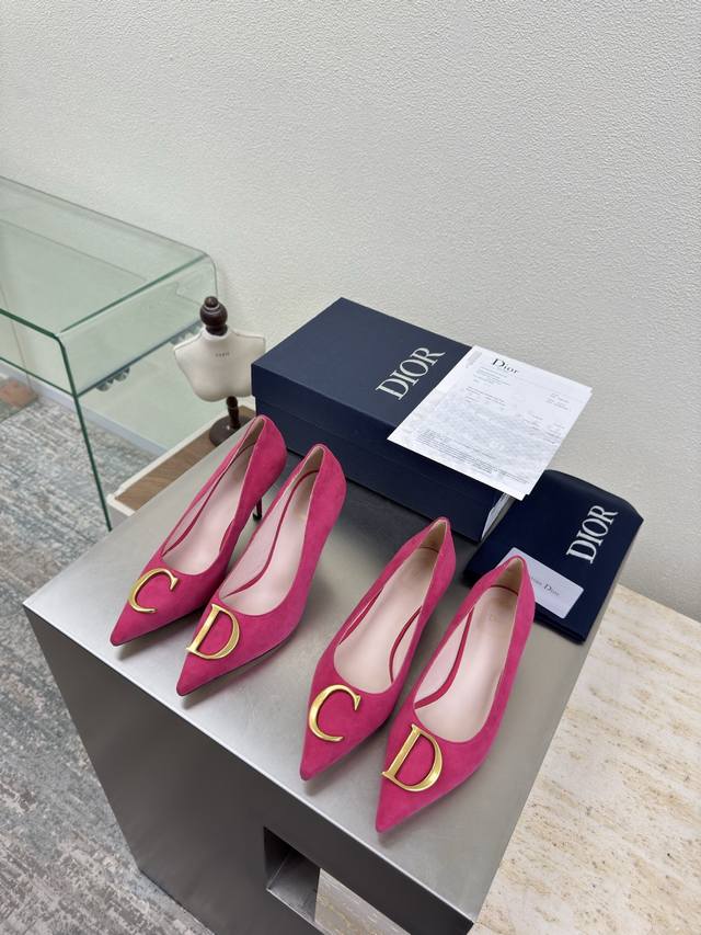 C&D 金属Logo 单鞋 高跟 9 Cm 中跟 5.5Cm 玫红色 羊反绒麂皮材质 品牌Logo织带 系列单鞋 高品 品牌 Logo质感满满 鞋型升级到极致脚