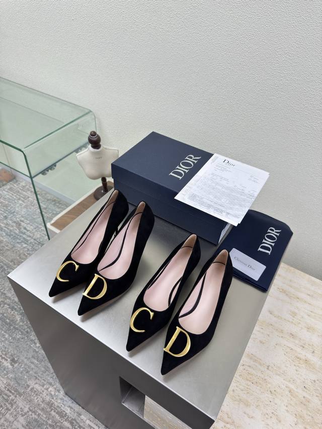 C&D 金属Logo 单鞋 高跟 9 Cm 中跟 5.5Cm 黑色羊反绒麂皮材质 品牌Logo织带 系列单鞋 高品 品牌 Logo质感满满 鞋型升级到极致脚感