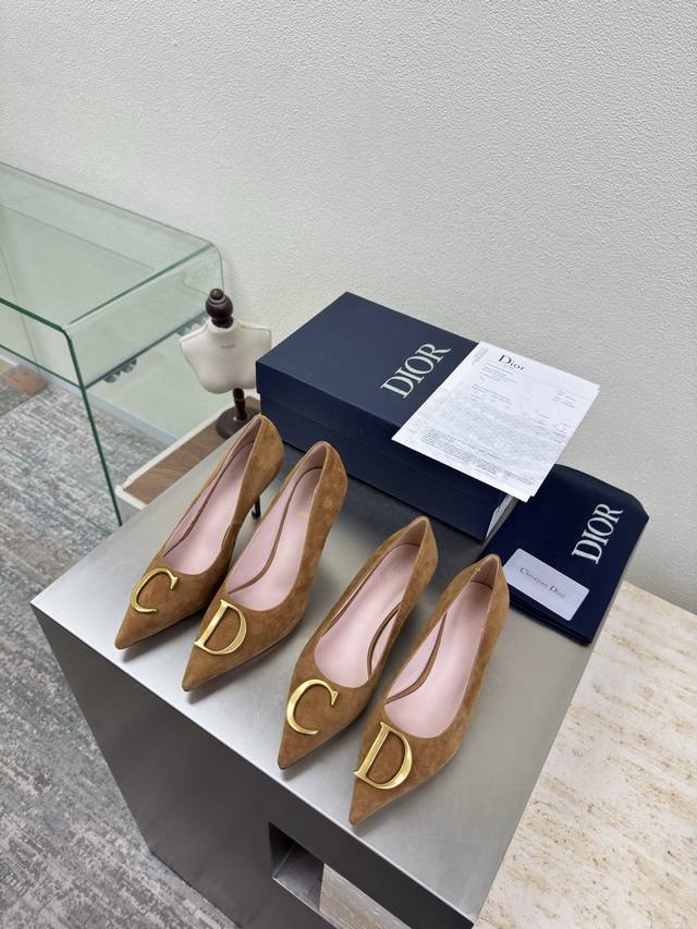 C&D 金属Logo 单鞋 高跟 9 Cm 中跟 5.5Cm 棕色羊反绒麂皮 材质 品牌Logo织带 系列单鞋 高品 品牌 Logo质感满满 鞋型升级到极致脚感