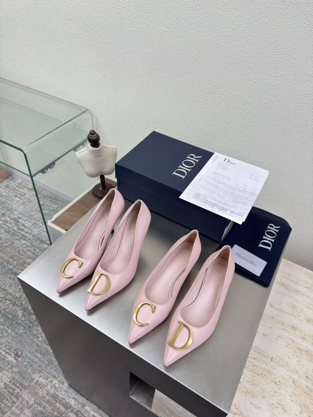 C&D 金属Logo 单鞋 高跟 9 Cm 中跟 5.5Cm 粉色小羊皮材质 品牌Logo织带 系列单鞋 高品 品牌 Logo质感满满 鞋型升级到极致脚感 超级