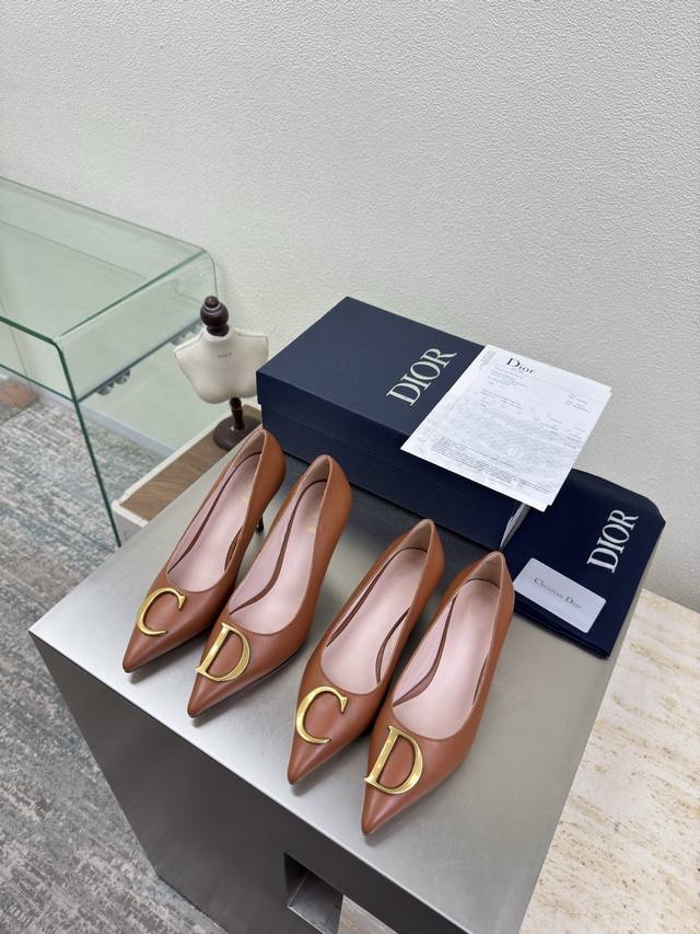 C&D 金属Logo 单鞋 高跟 9 Cm 中跟 5.5Cm 棕色 小羊皮材质 品牌Logo织带 系列单鞋 高品 品牌 Logo质感满满 鞋型升级到极致脚感 超