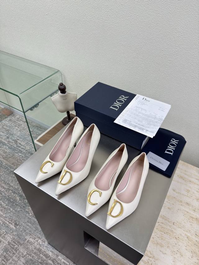 C&D 金属Logo 单鞋 高跟 9 Cm 中跟 5.5Cm 米白 小羊皮材质 品牌Logo织带 系列单鞋 高品 品牌 Logo质感满满 鞋型升级到极致脚感 超