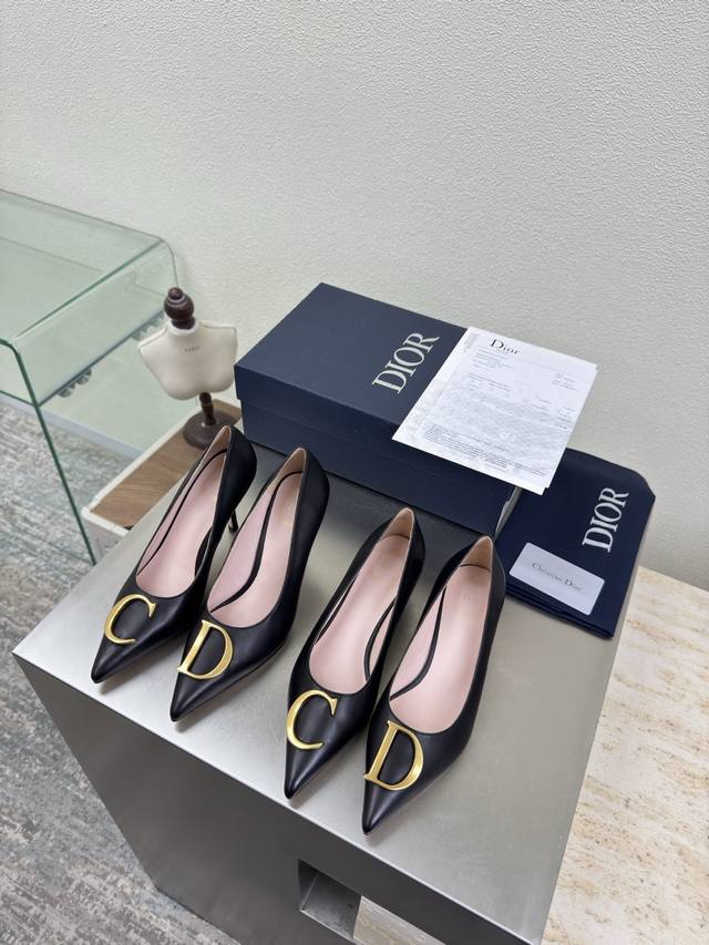 C&D 金属Logo 单鞋 高跟 9 Cm 中跟 5.5Cm 黑色 小羊皮材质 品牌Logo织带 系列单鞋 高品 品牌 Logo质感满满 鞋型升级到极致脚感 超