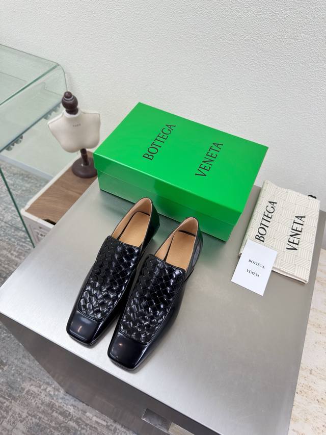 Bv 早春 中跟方头 小皮鞋 家族元素 方形跟 开边朱系列 中跟设计 高端 内置垫脚 个性方头 黑色 配手工编织鞋面 这款经典款 简直Bv最新天花板啦 彩色百搭