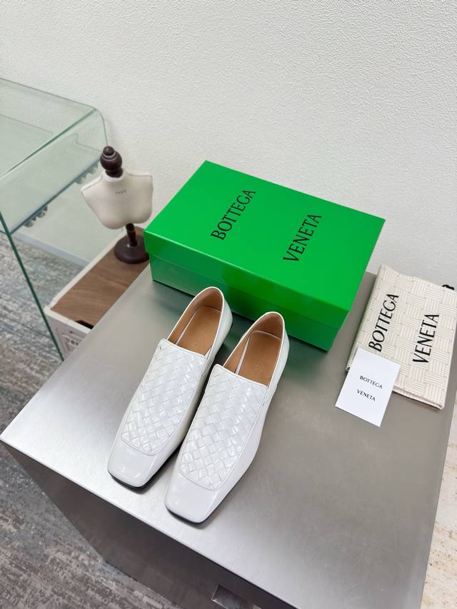 Bv 早春 中跟方头 小皮鞋 家族元素 方形跟 开边朱系列 中跟设计 高端 内置垫脚 个性方头 白色配手工编织鞋面 这款经典款 简直Bv最新天花板啦 彩色百搭