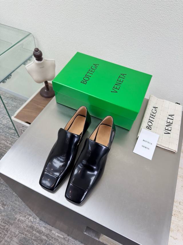 Bv 早春 中跟方头 小皮鞋 家族元素 方形跟 开边朱系列 中跟设计 高端 内置垫脚 个性方头 黑色全皮面 这款经典款 简直Bv最新天花板啦 彩色百搭 手工而成