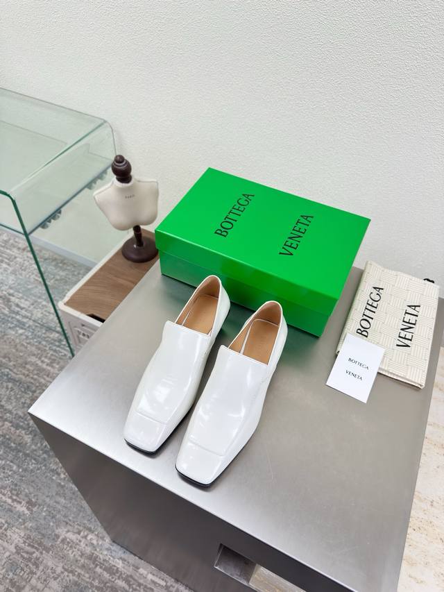 Bv 早春 中跟方头 小皮鞋 家族元素 方形跟 开边朱系列 中跟设计 高端 内置垫脚 个性方头 白色全皮面 这款经典款 简直Bv最新天花板啦 彩色百搭 手工而成