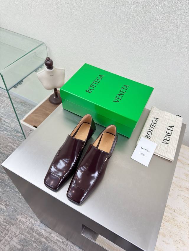 Bv 早春 中跟方头 小皮鞋 家族元素 方形跟 开边朱系列 中跟设计 高端 内置垫脚 个性方头 咖啡色全皮面 这款经典款 简直Bv最新天花板啦 彩色百搭 手工而