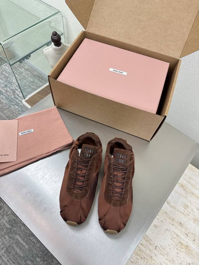 褶皱系列 春款 经典 Miu'miu 砖红色 经典设计 印刷皮质Logo 系列 Miu'miu 经典舒适 制作 原版一致 成型大底 高版本 面料 原版科技面料