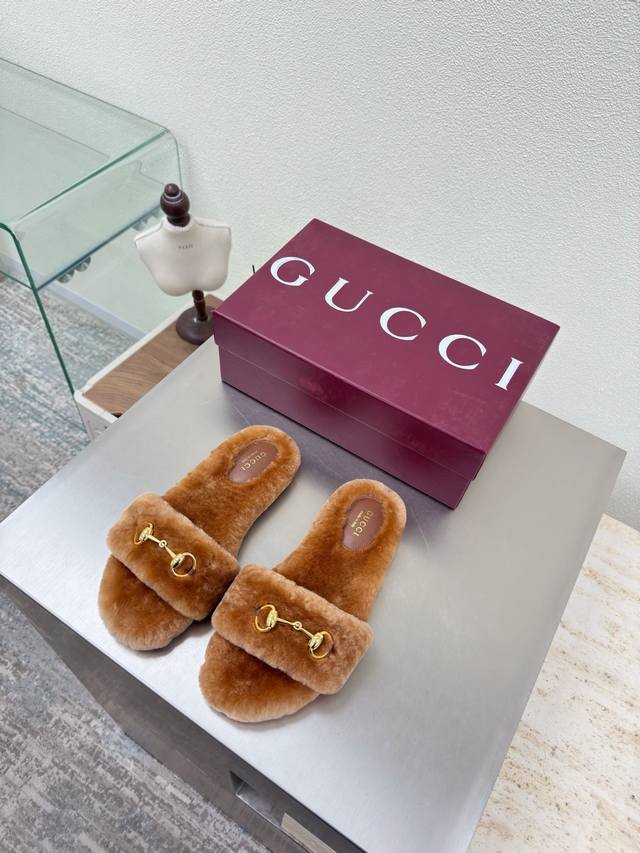 马鞍扣装饰 一字羊毛拖鞋 Gucci Gucci 经典马鞍扣配饰 搭配羊毛材质 棕色 时尚的品牌Logo持加，具有超辨高识度各品大争牌恐先推后出超系跟高列Guc