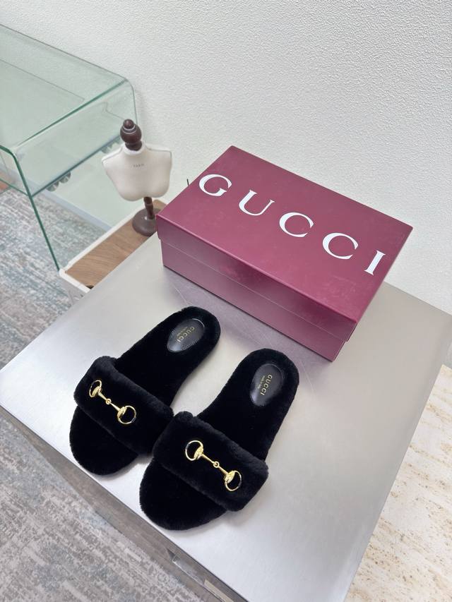 马鞍扣装饰 一字羊毛拖鞋 Gucci Gucci 经典马鞍扣配饰 搭配羊毛材质 黑色 时尚的品牌Logo持加，具有超辨高识度各品大争牌恐先推后出超系跟高列Guc