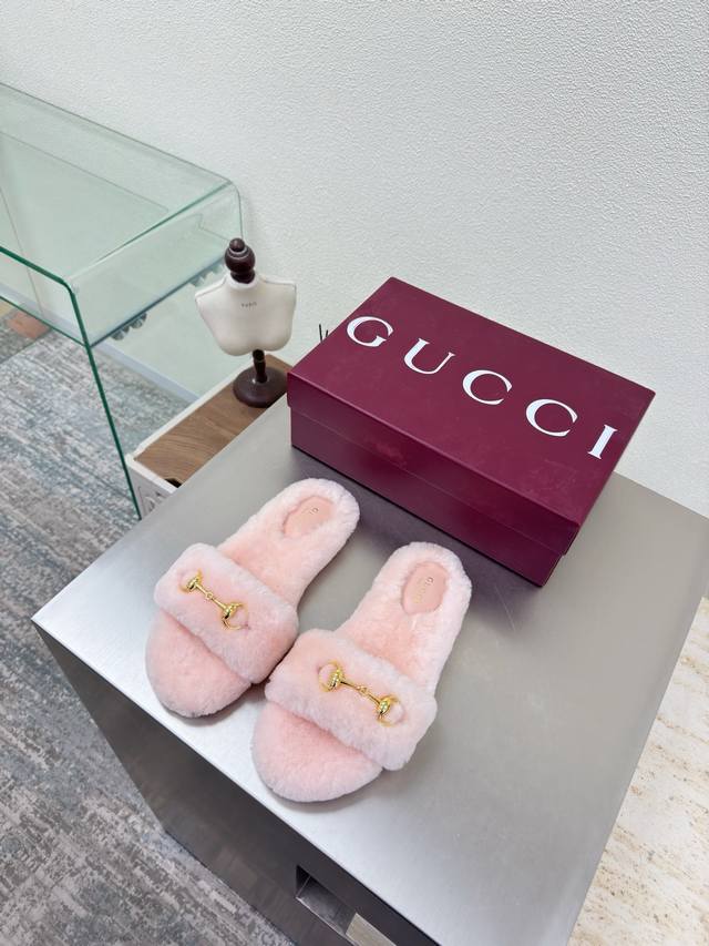 马鞍扣装饰 一字羊毛拖鞋 Gucci Gucci 经典马鞍扣配饰 搭配羊毛材质 粉色 时尚的品牌Logo持加，具有超辨高识度各品大争牌恐先推后出超系跟高列Guc