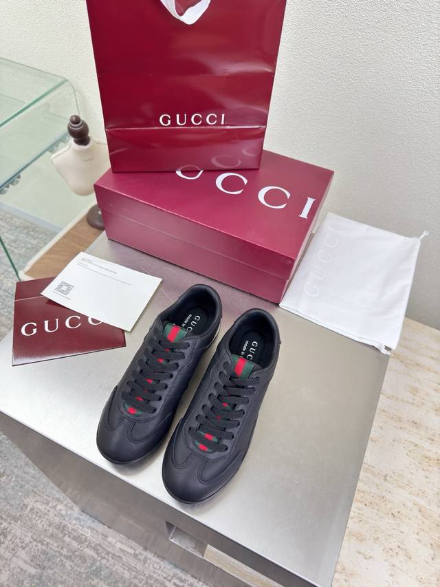 Gucci 经典男女款 阿甘系列运动鞋 Gucci 经典织带配饰 黑色全小牛皮 男款10 时尚的品牌Logo持加，具有超辨高识度各品大争牌恐先推后出超系跟高列G
