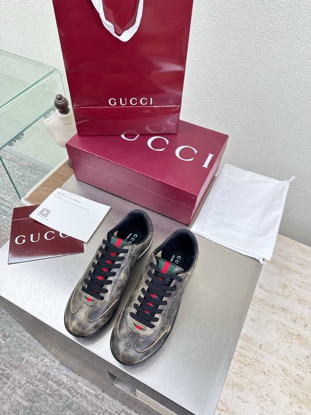 Gucci 经典男女款 阿甘系列运动鞋 Gucci 经典织带配饰 复古做旧 男款10 时尚的品牌Logo持加，具有超辨高识度各品大争牌恐先推后出超系跟高列Guc