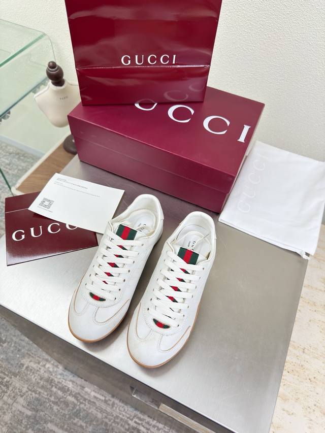 Gucci 经典男女款 阿甘系列运动鞋 Gucci 经典织带配饰 白色 男款10 时尚的品牌Logo持加，具有超辨高识度各品大争牌恐先推后出超系跟高列Gucci