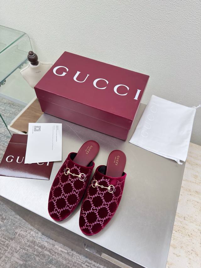 双G钻石Logo 平底经典 马鞍扣拖鞋 Gucci 双G Logo 经典马鞍扣 酒红色 双G烫钻Logo 时尚的品牌Logo持加，具有超辨高识度各品大争牌恐先推