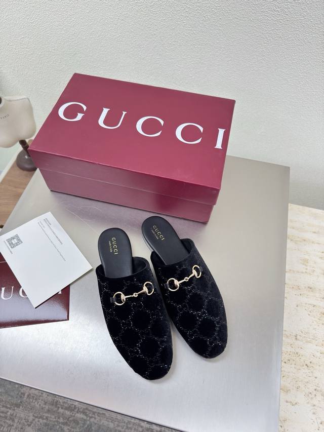 双G钻石Logo 平底经典 马鞍扣拖鞋 Gucci 双G Logo 经典马鞍扣 黑色 双G烫钻Logo 时尚的品牌Logo持加，具有超辨高识度各品大争牌恐先推后