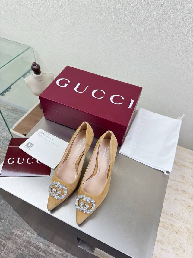 双G钻扣 单鞋经典 Gucci 双G Logo 杏色羊绒 Logo 时尚的品牌Logo持加，具有超辨高识度各品大争牌恐先推后出超系跟高列Gucci不也落伍 Gu