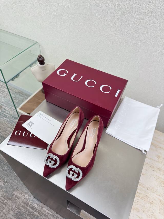 双G钻扣 单鞋经典 Gucci 双G Logo 酒红色 羊绒 Logo 时尚的品牌Logo持加，具有超辨高识度各品大争牌恐先推后出超系跟高列Gucci不也落伍