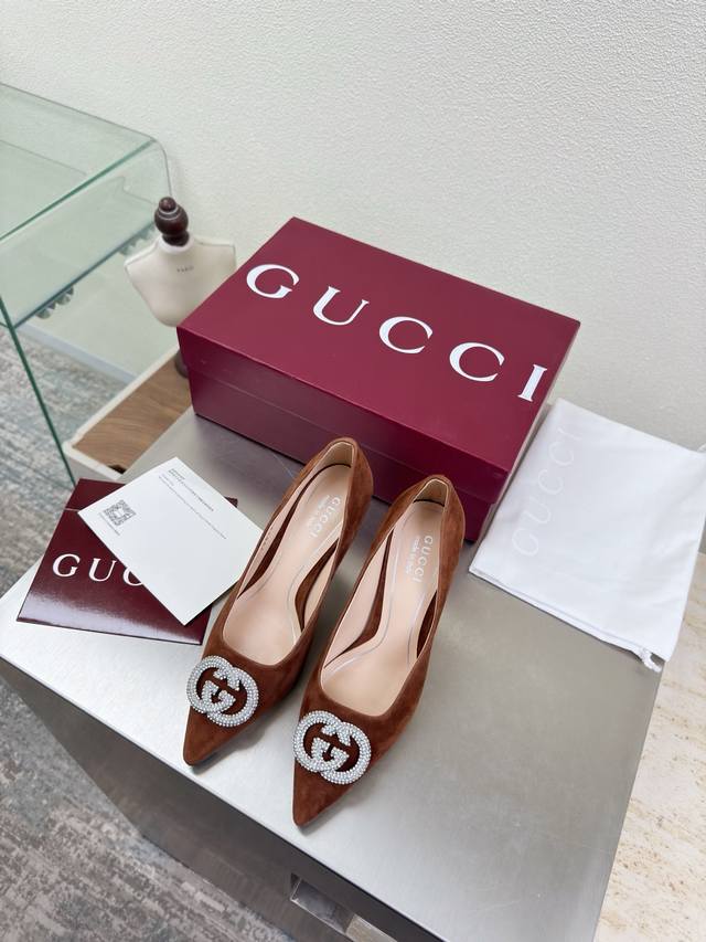 双G钻扣 单鞋经典 Gucci 双G Logo 棕色羊绒 Logo 时尚的品牌Logo持加，具有超辨高识度各品大争牌恐先推后出超系跟高列Gucci不也落伍 Gu