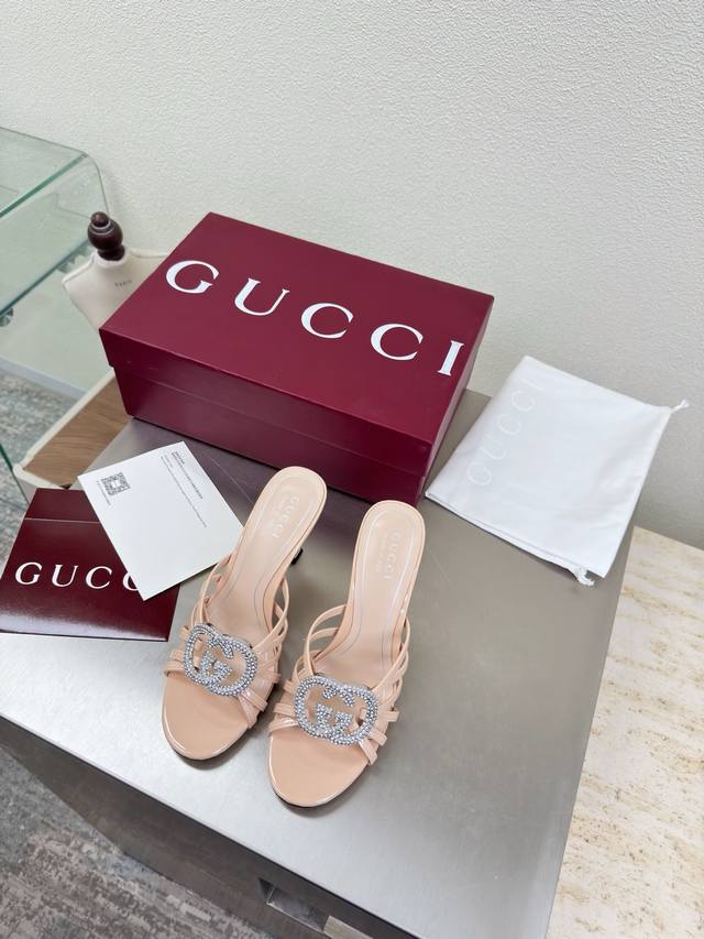 双G钻扣 中跟经典 条带拖鞋 Gucci 双G Logo 经典马鞍扣 粉色 小牛漆皮 Logo 橡胶大底190 时尚的品牌Logo持加，具有超辨高识度各品大争牌
