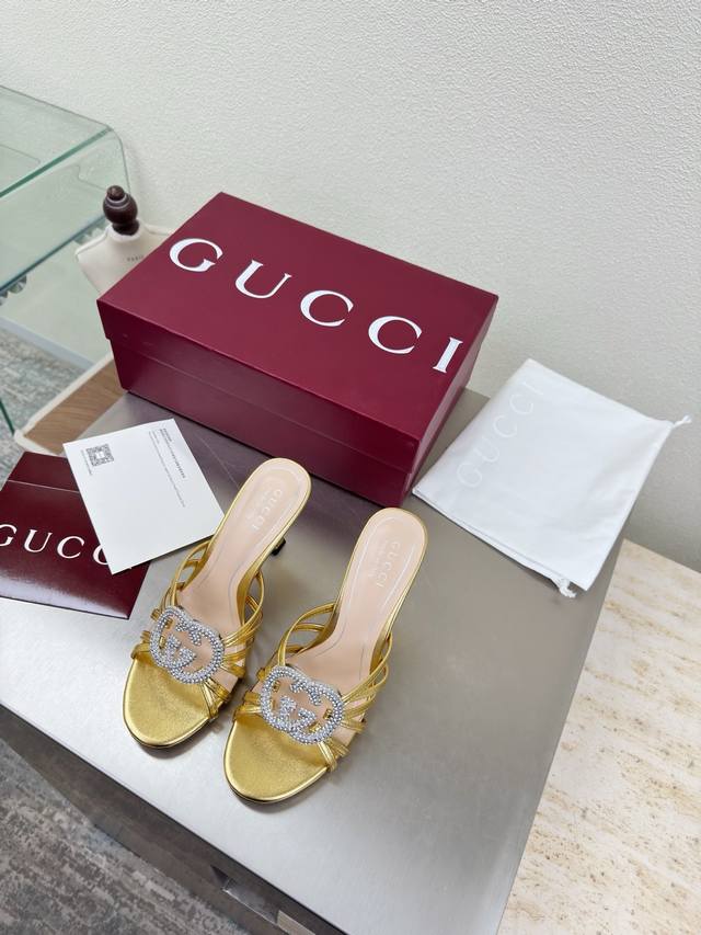 双G钻扣 中跟经典 条带拖鞋 Gucci 双G Logo 经典马鞍扣 金色 小牛漆皮 Logo 橡胶大底190 时尚的品牌Logo持加，具有超辨高识度各品大争牌