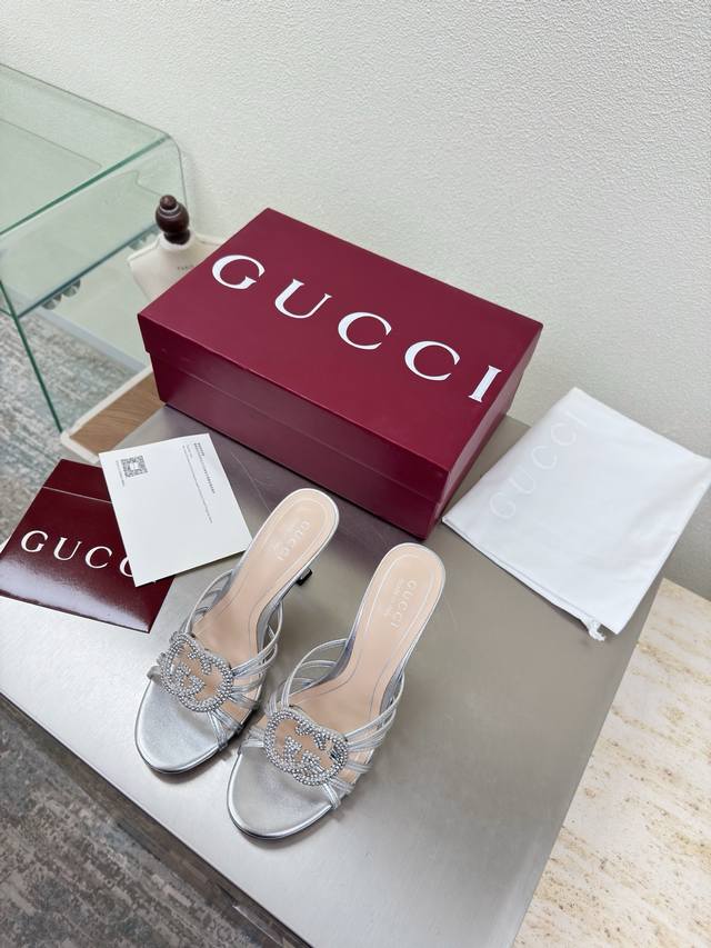 双G钻扣 中跟 经典 条带拖鞋 Gucci 双G Logo 经典马鞍扣 银色小牛漆皮 Logo 橡胶大底190 时尚的品牌Logo持加，具有超辨高识度各品大争牌