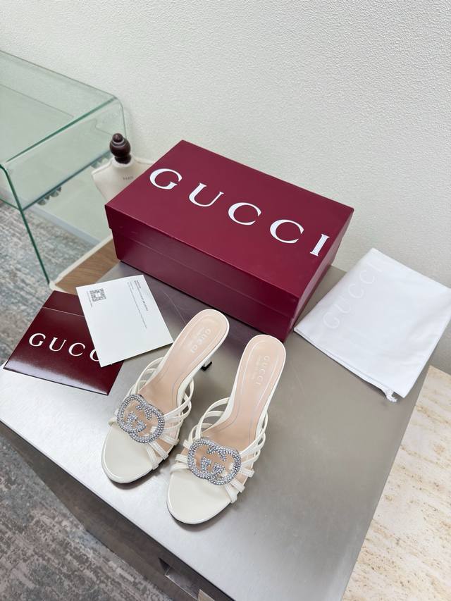 双G钻扣 中跟经典 条带拖鞋 Gucci 双G Logo 经典马鞍扣 米白 小牛漆皮 Logo 橡胶大底190 时尚的品牌Logo持加，具有超辨高识度各品大争牌